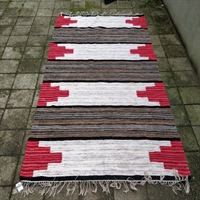 rød brun hvid mønsteret gammelt svensk kludetæppe retro tæppe